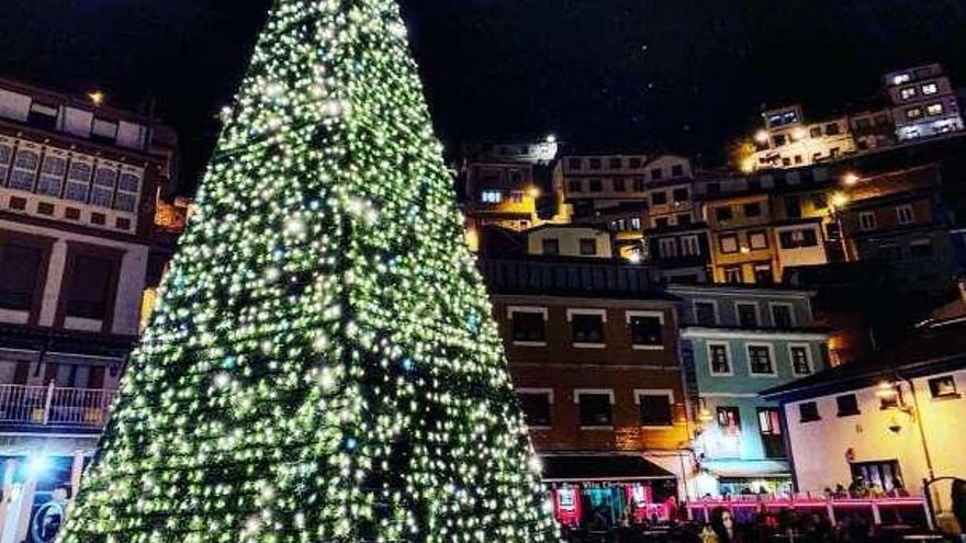 Cudillero ilumina el anfiteatro pixueto con un gran árbol de Navidad