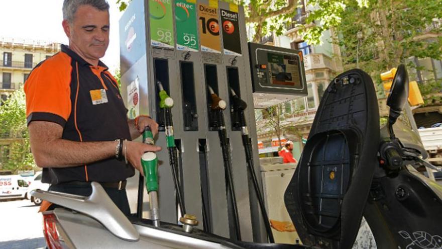 Los carburantes suben a las puertas de la operación salida de agosto