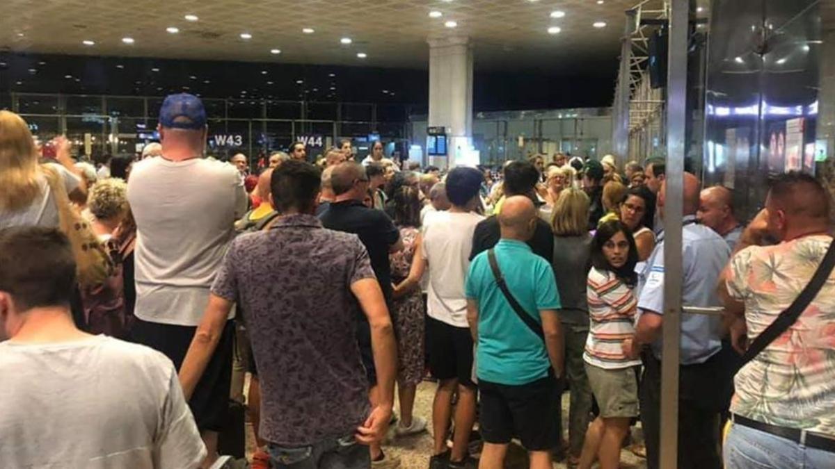 Pasajeros afectados por la cancelación del vuelo Barcelona-Luxor