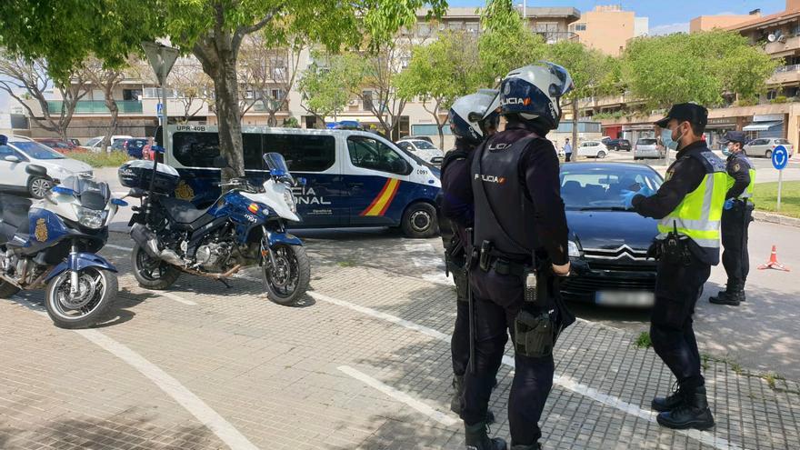 Un hombre tira a otro por la ventana de un segundo piso durante una pelea en Palma