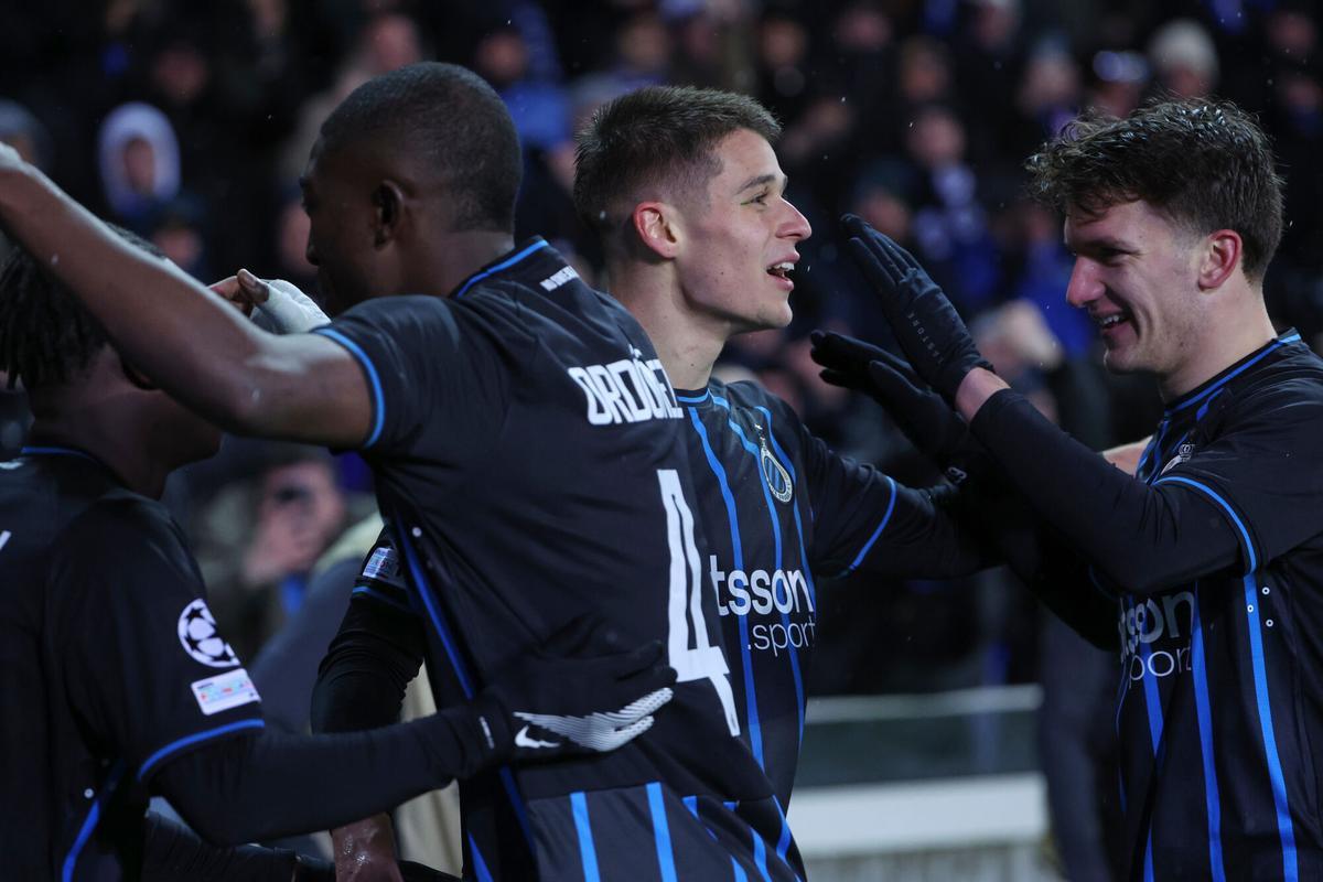 Nicolo Tresoldi, centro, del Brujas, celebra con sus compañeros después de anotar el segundo gol de su equipo durante el partido de ida de la eliminatoria de la Liga de Campeones entre el Club Brujas y el Atlético de Madrid, en Brujas, Bélgica, el miércoles 18 de febrero de 2026. (Foto AP/Omar La Habana)