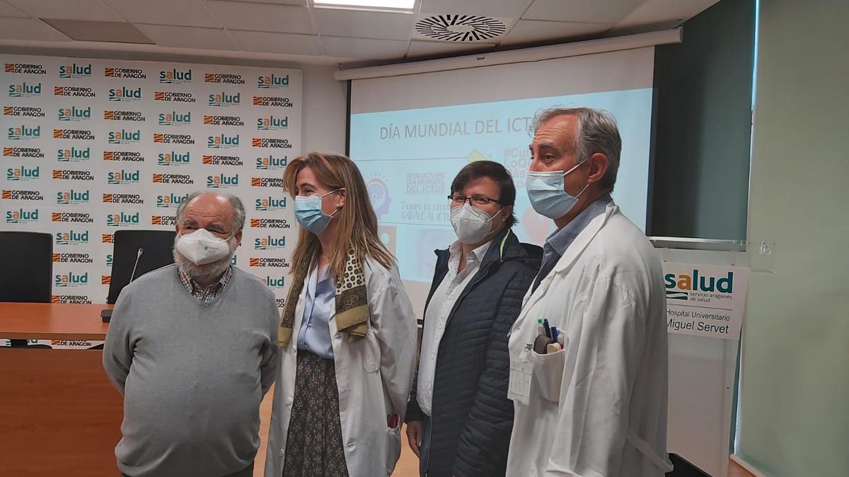 Profesionales de la unidad de ictus y pacientes, este lunes, durante la presentación de la campaña.