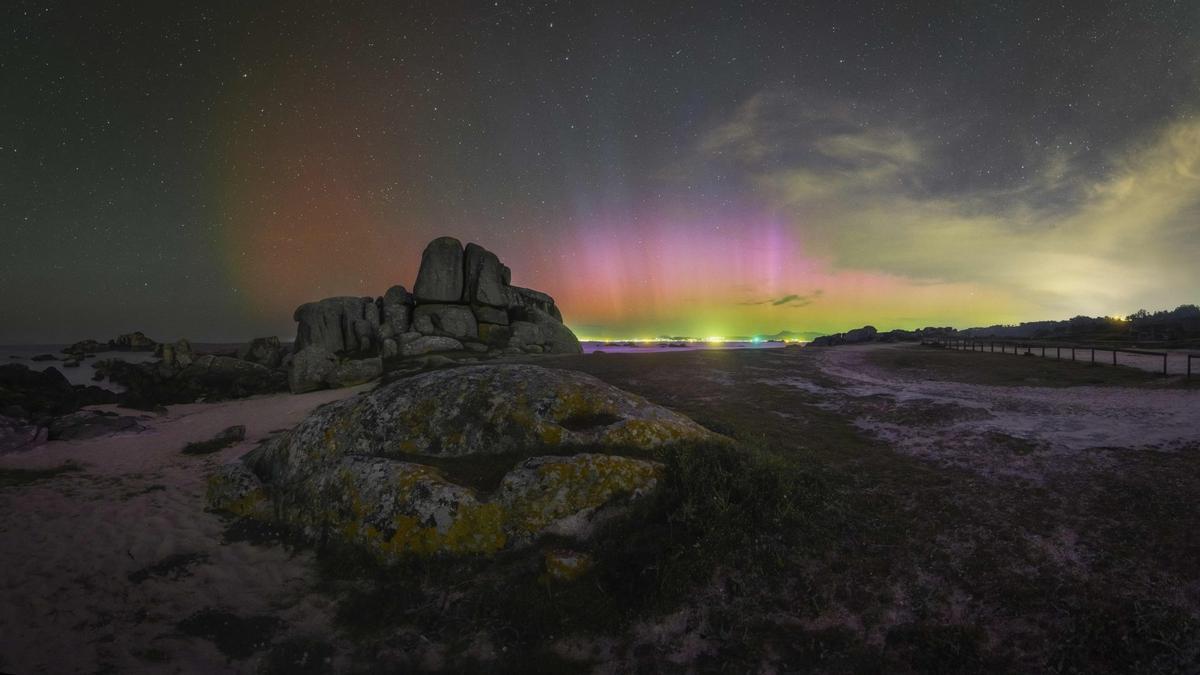 Aurora captada en el mes de mayo sobre O Con Negro, en O Grove.