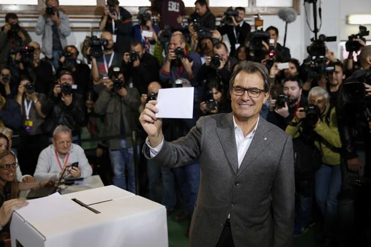 El president, Artur Mas, sosté la seva papereta de vot a Barcelona.