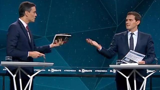 Sánchez y Rivera se regalan mutuamente la tesis del líder del PSOE y el libro sobre Santiago Abascal