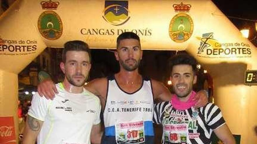 El podio masculino, por la izquierda, Cristopher Fernández, Juanjo Moradiellos y Borja Martínez.