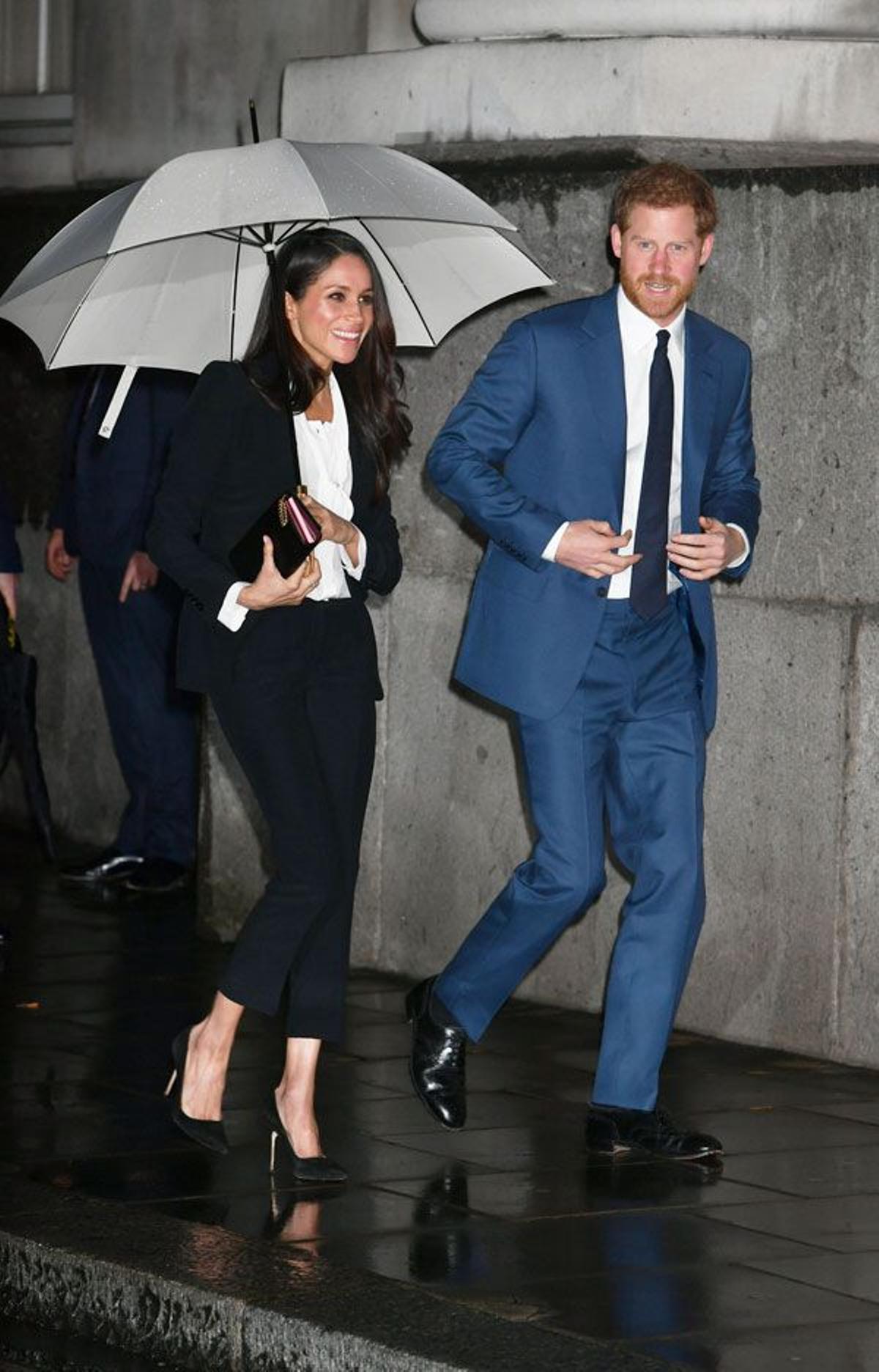 Meghan Markle en Londres con traje de chaqueta de Alexander McQueen junto al príncipe Harry