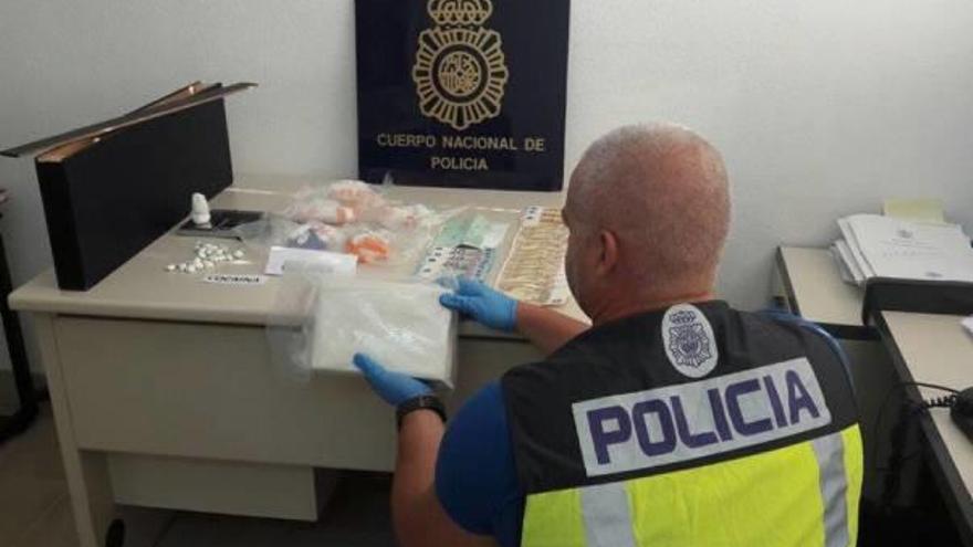 Un agente muestra la droga incautada.