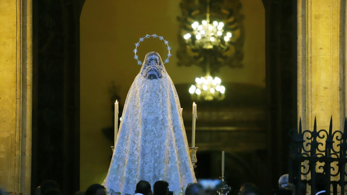 Madrugada de traslados para la veneración 'El Verbo Encarnado' en la Catedral