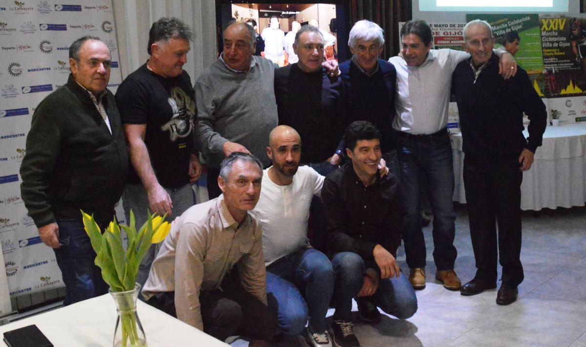 Por la izquierda de pie, José Enrique Cima, Guillermo Arenas, Jesús González, Coque Uría, Marino Lejarreta, Manuel Domínguez y Antonio Menéndez. Agachados, Lale Cubino, Carlos Barredo y Chechu Rubiera.  |