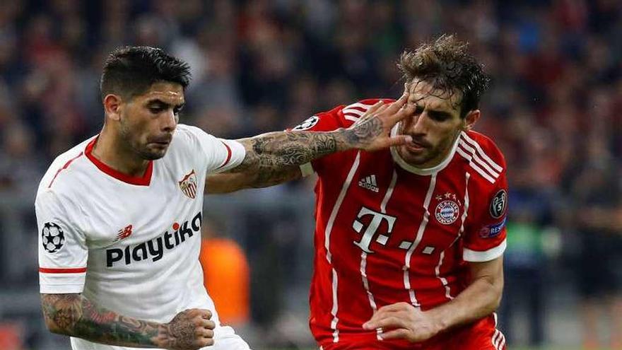 Banega pelea con Javi Martínez de Bayern.