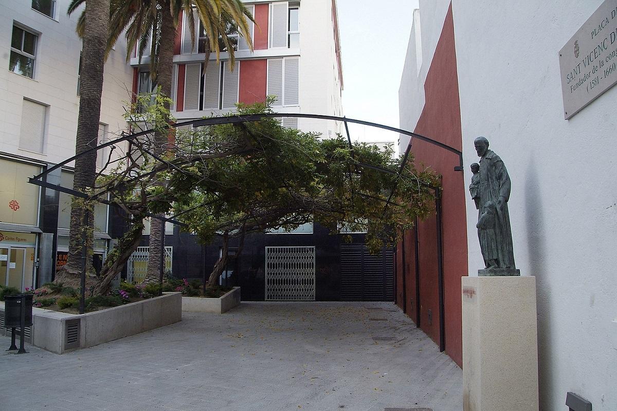 L'edifici de la plaça de Sant Vicenç de Paül, al carrer Pompeu Fabra.