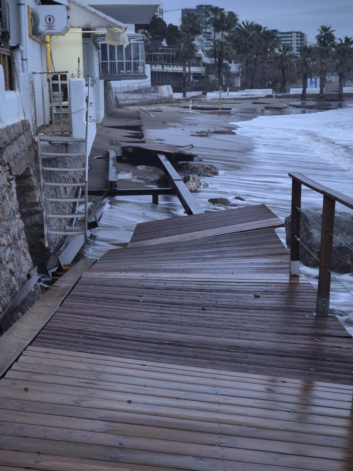 Pasarelas de madera afectadas por el temporal en Benicàssim.