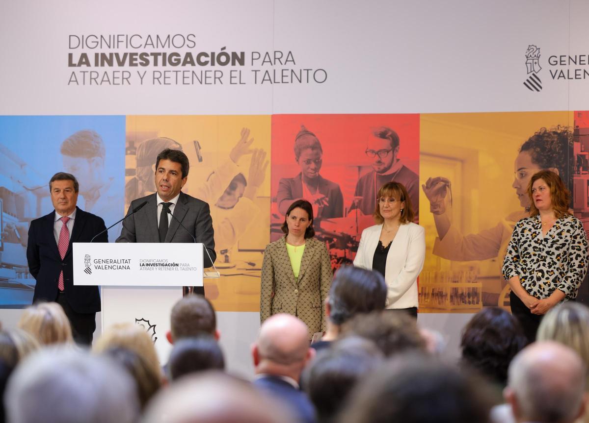 Mazón y Gómez junto a los representantes sindicales en el acto de firma del convenio para el personal investigador