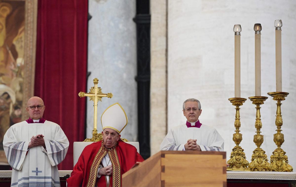 El Papa Francisco preside las ceremonias fúnebres del ex Papa Benedicto en la Plaza de San Pedro.
