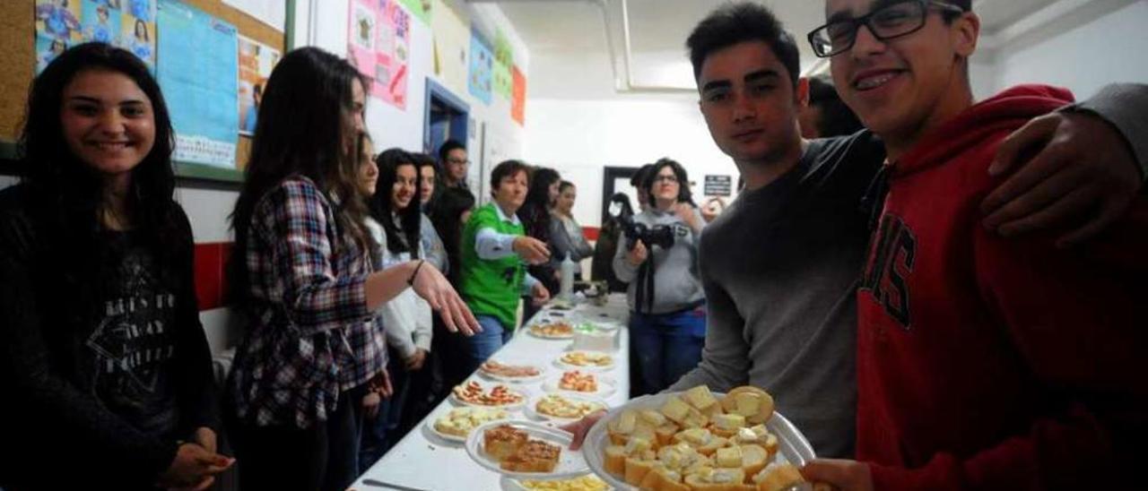 Alumnos del IES A Basella de Vilanova muestran algunos de los platos franceses. // Iñaki Abella