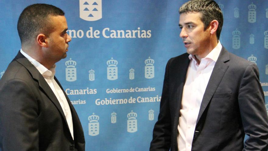 Por la izquierda, Abel Morales y Narvay Quintero, consejero de Agricultura, Ganadería, Pesca y Aguas del Gobierno de Canarias.