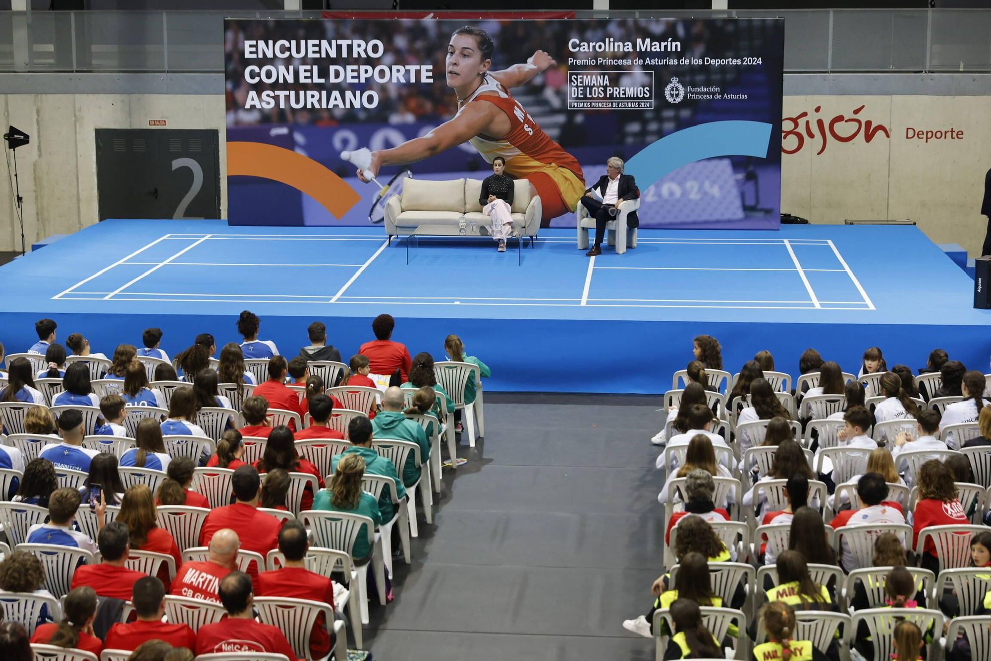 Carolina Marín recibe el cariño de medio millar de deportistas asturianos en Gijón y la visita sorpresa de Saúl Craviotto