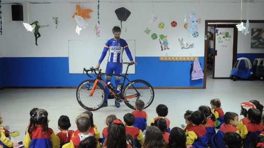 Veloso muestra a los niños de la guardería su bicicleta. // I. A.