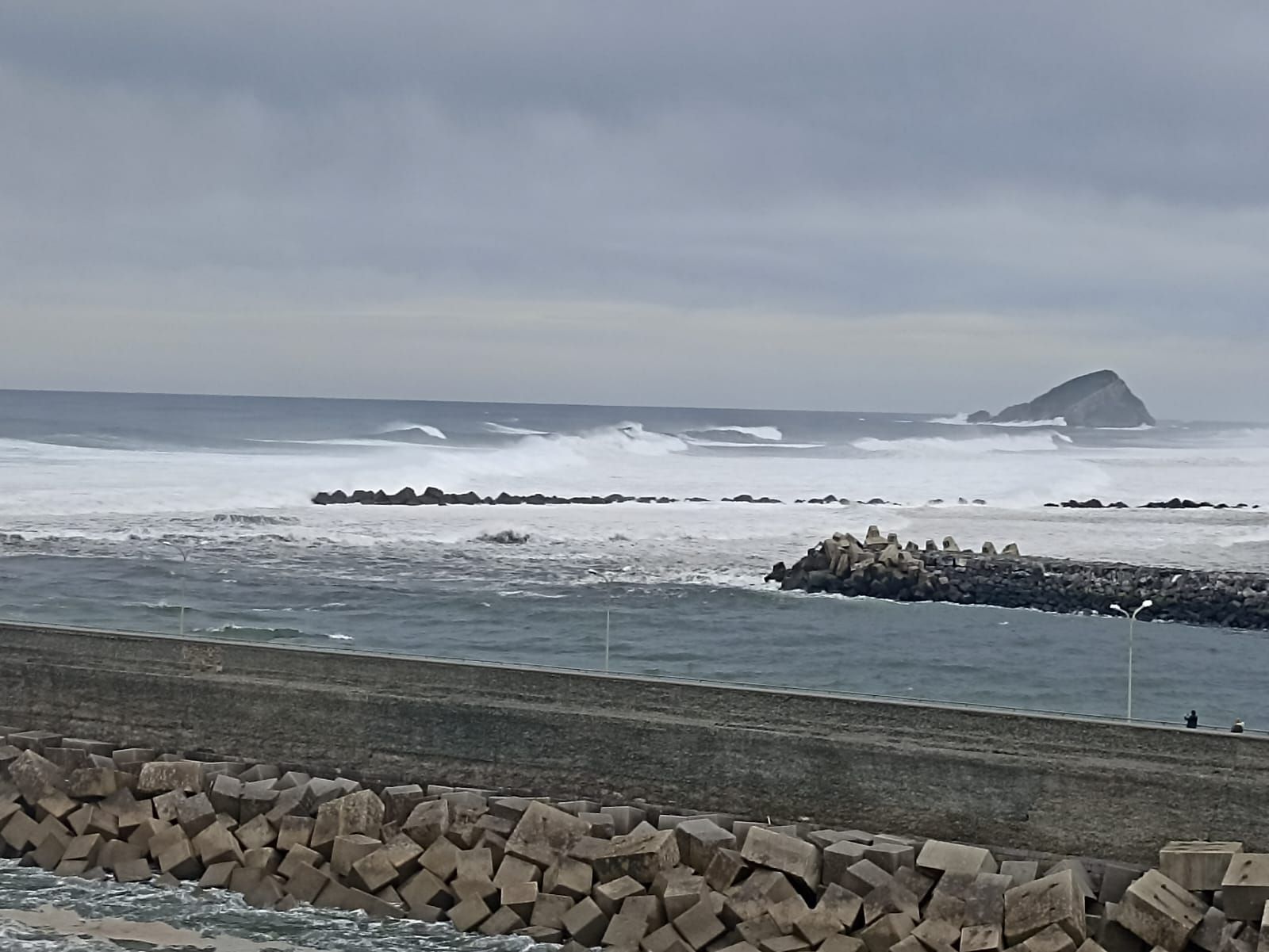 EN IMÁGENES: Dos fallecidos tras caer al mar por el oleaje en San Esteban y Cudillero