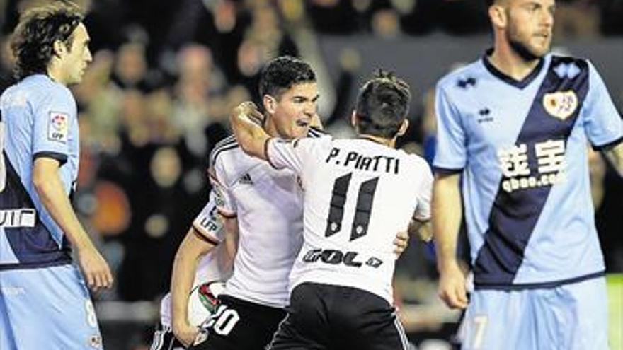 El Valencia reacciona a tiempo con el Rayo