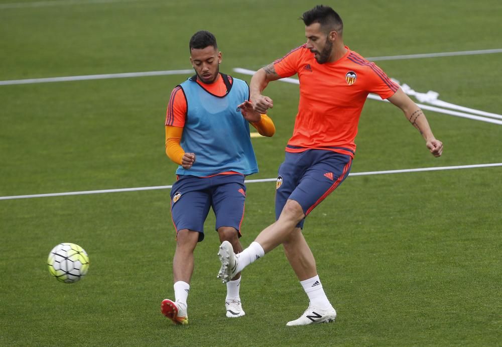 Último entrenamiento del Valencia antes del partido contra el Real Madrid