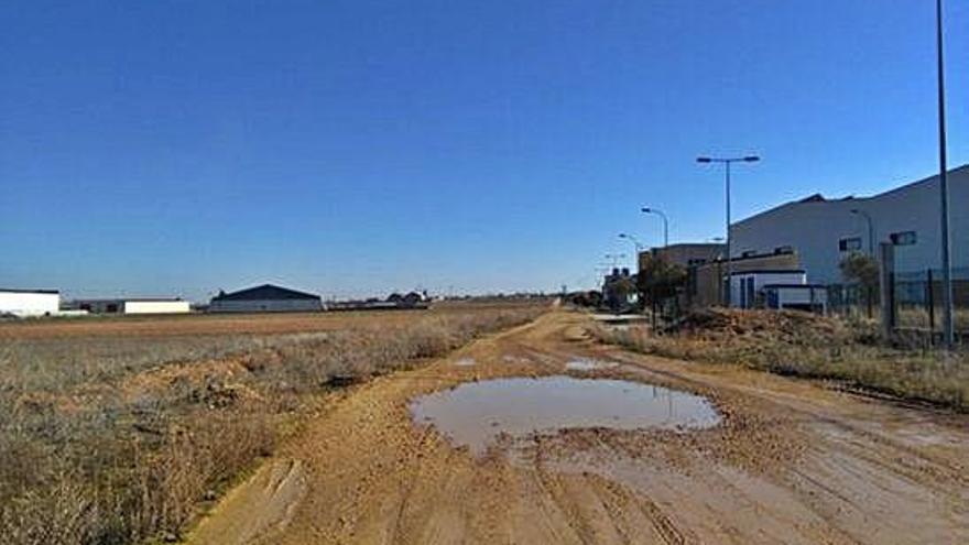 Camino rural que discurre por la parte trasera de las naves que pertenecieron a Pevafersa.