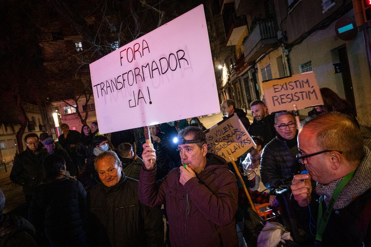 Manifestación de vecinos de la Prosperitat que piden una solución para los cortes de luz que sufren y el traslado de un transformador que se incendió en septiembre. Manifestación de vecinos de la Prosperitat que piden una solución para los cortes de luz que sufren y el traslado de un transformador que se incendió en septiembre.