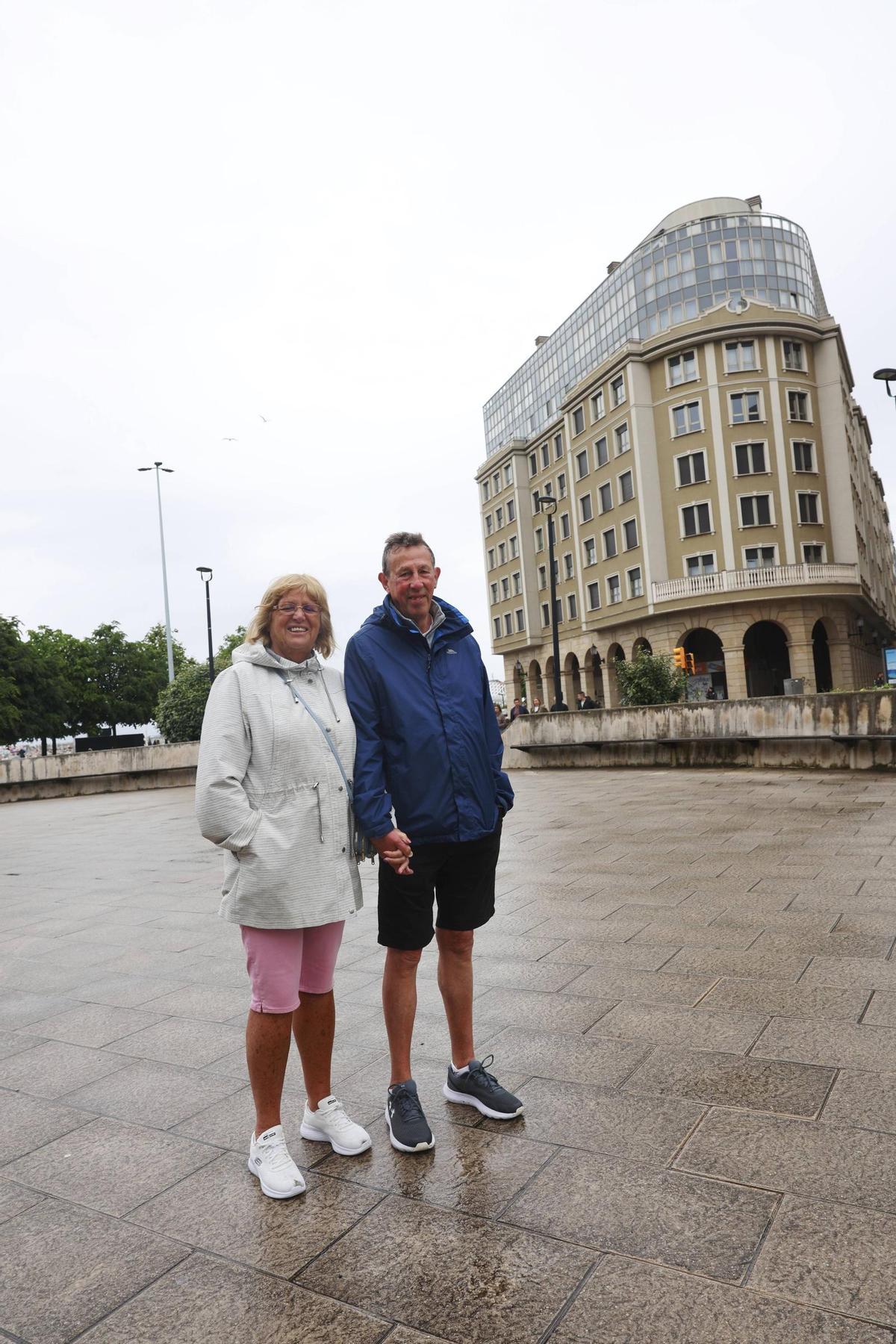 Los cruceristas del "Ambition" desembarcan en Gijón (en imágenes)
