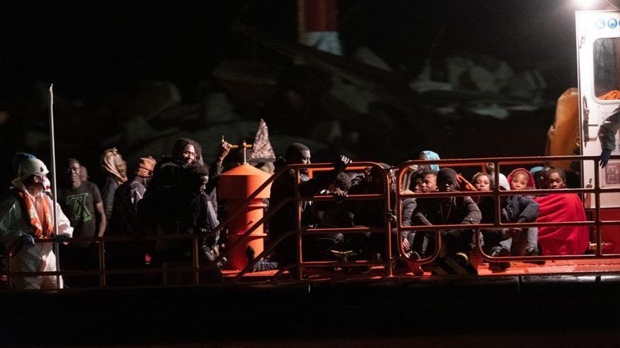 Salvamento rescata cinco pateras en 24 horas con 187 personas a bordo