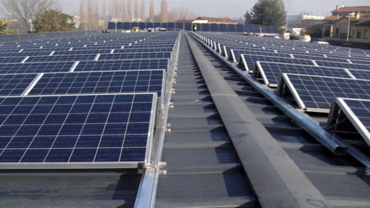 Placas fotovoltaicas instaladas en un tejado de Barcelona