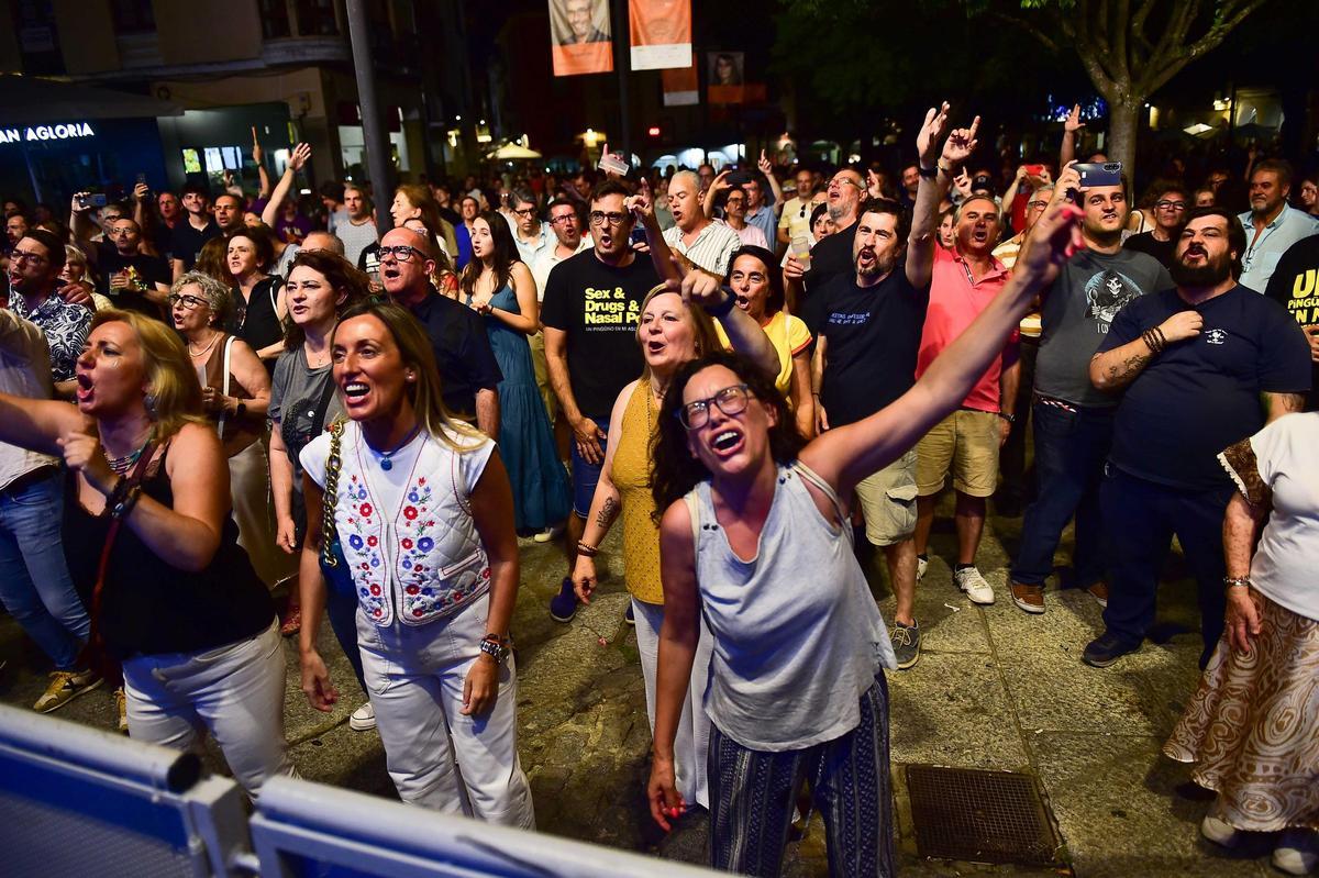 Fotogalería | Las imágenes de los conciertos de Paco Santos y Un pingüino, en la feria de Plasencia
