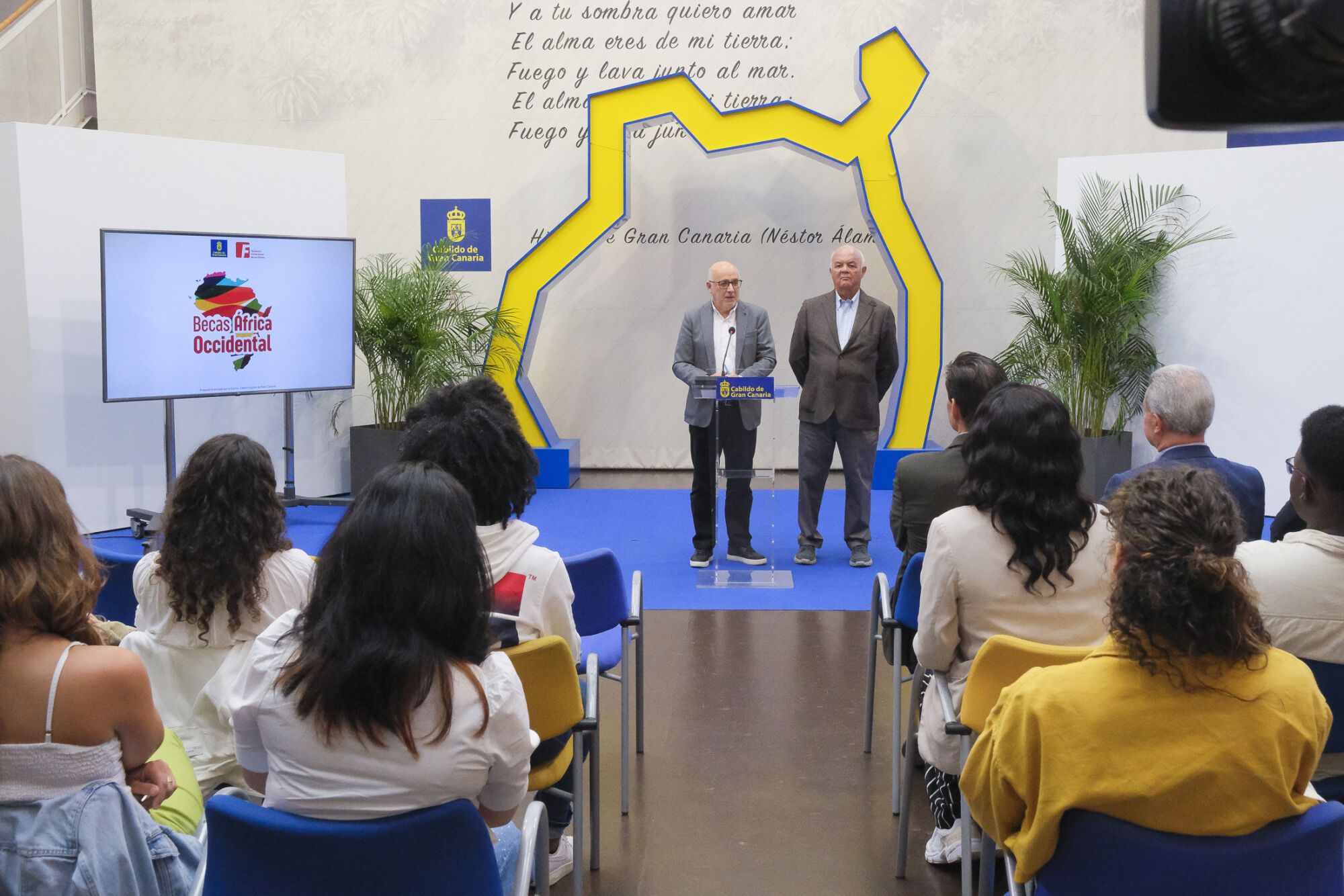 Recepción de 12 beneficiarios de las Becas África