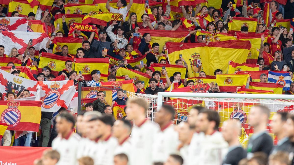 Los aficionados de España con las banderas alzadas durante el himno nacional.