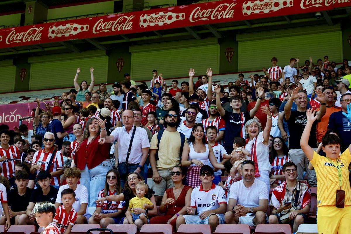 Los nueve fichajes del Sporting reciben el primer baño de masas en El Molinón ante 600 aficionados