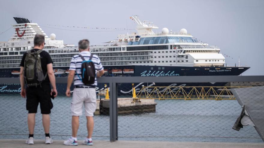 El crucero Mein Schiff 4, atracado ayer en el Muelle Sur del Puerto de Santa Cruz de Tenerife. | | ANDRÉS GUTIÉRREZ