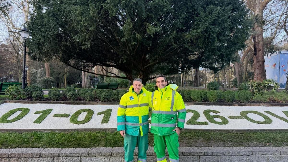 Daniel Paniceres y Tino Casimiro Concepción con el calendario.