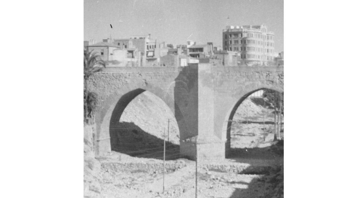 Pont Vell cap al 1950, sense els casilicis barrocs de la Maredéu i Sant Agatàngel, arrasats entre 1936 i 1939