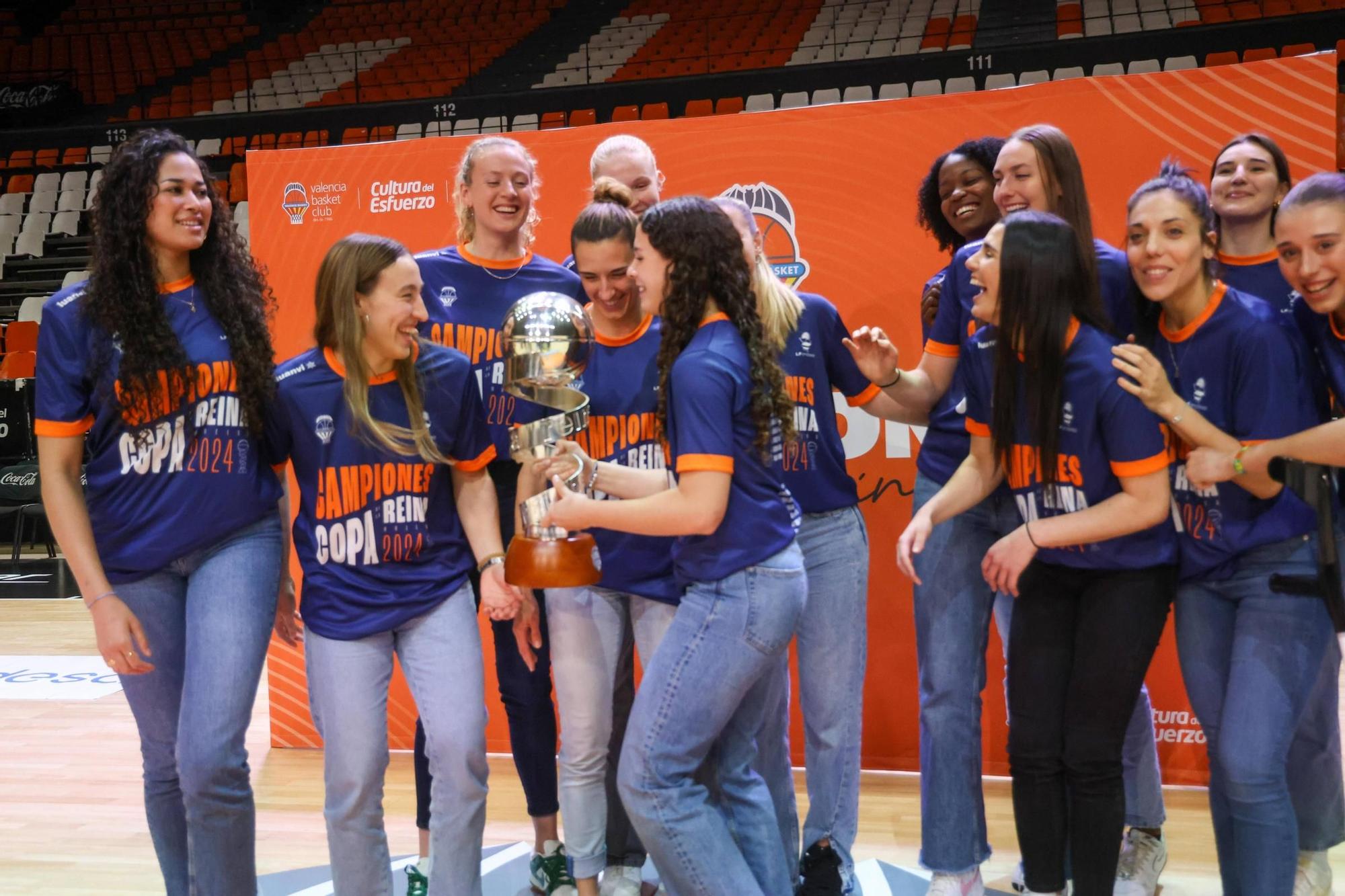 El Valencia Basket celebra a lo grande la Copa de la Reina con su afición