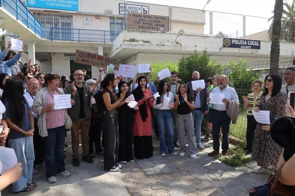 Protesta reciente ante la biblioteca de Juan XXIII tras dos años de cierre.