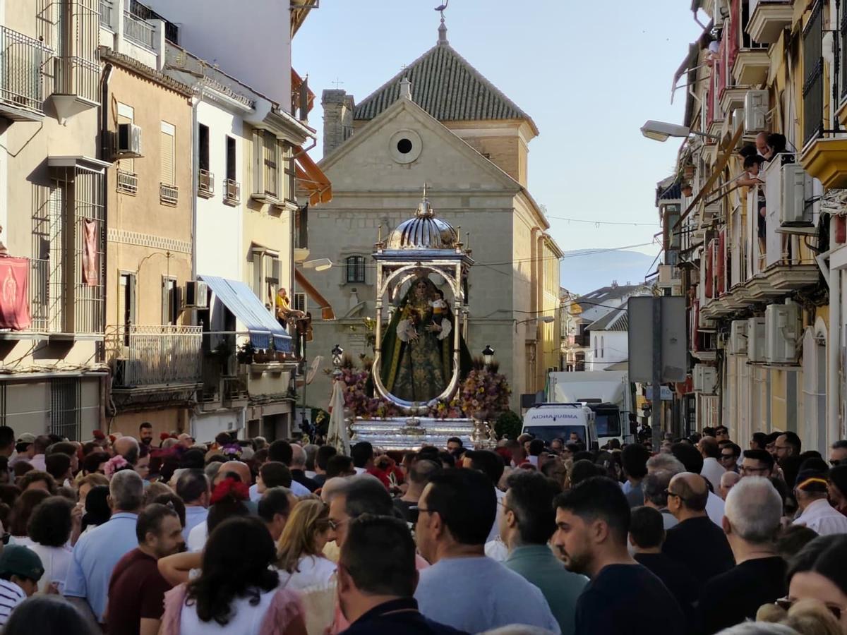 Una multitud acompaña a la Virgen de Araceli en la romería de subida
