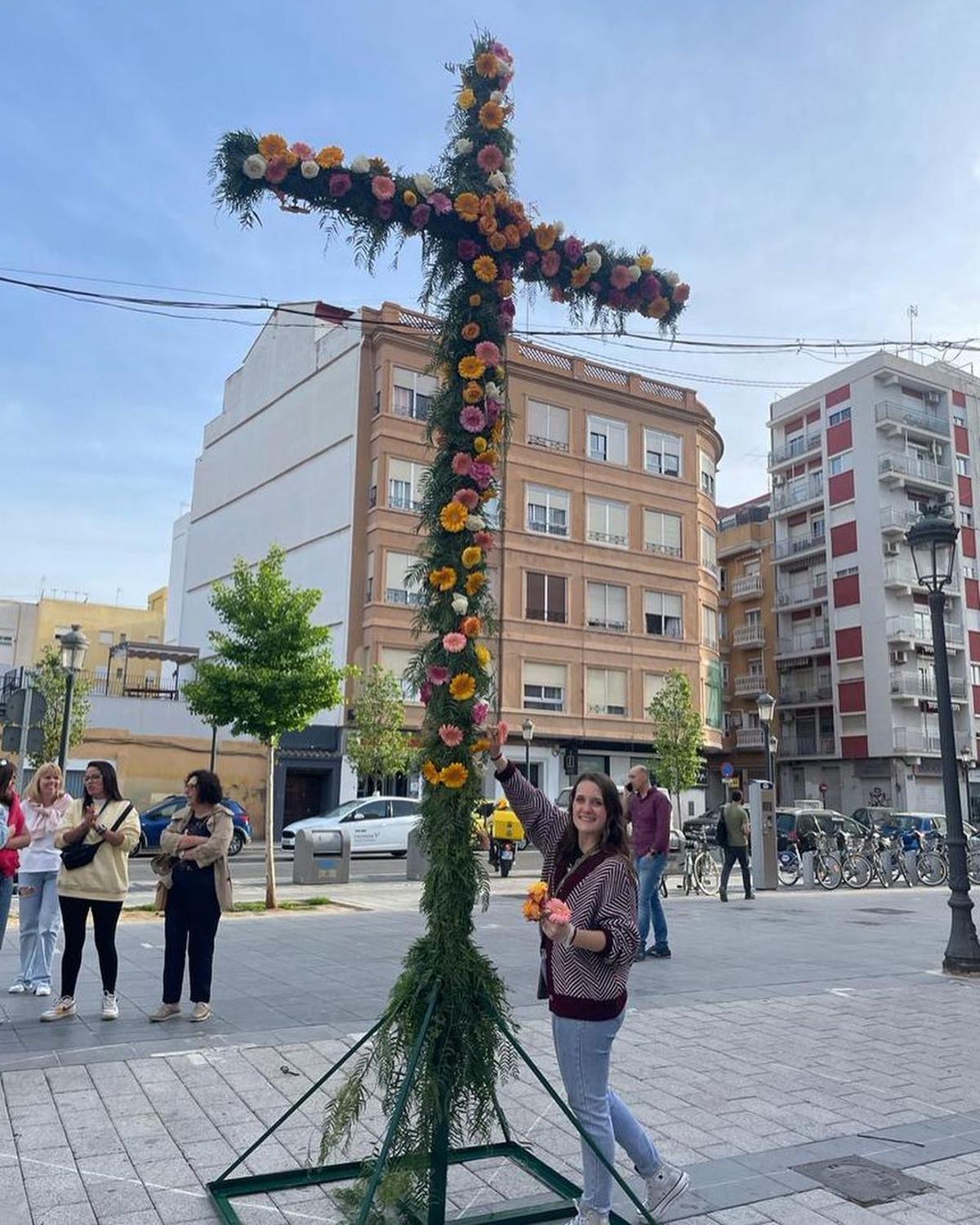 Patricia Gisbert, pinchando la Cruz de Mayo de su comisión