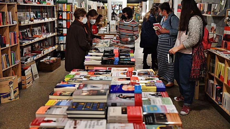 Clientes en una librería coruñesa.   | // VÍCTOR ECHAVE