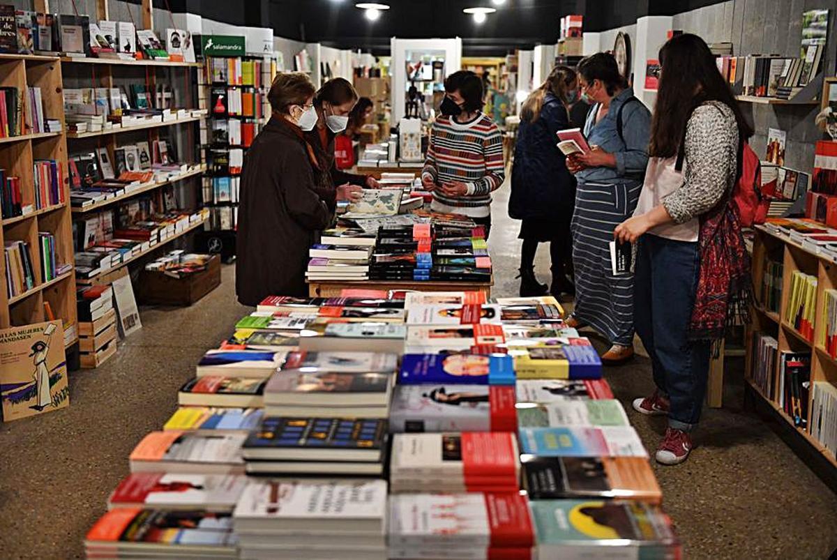 Clientes en una librería coruñesa.   | // VÍCTOR ECHAVE