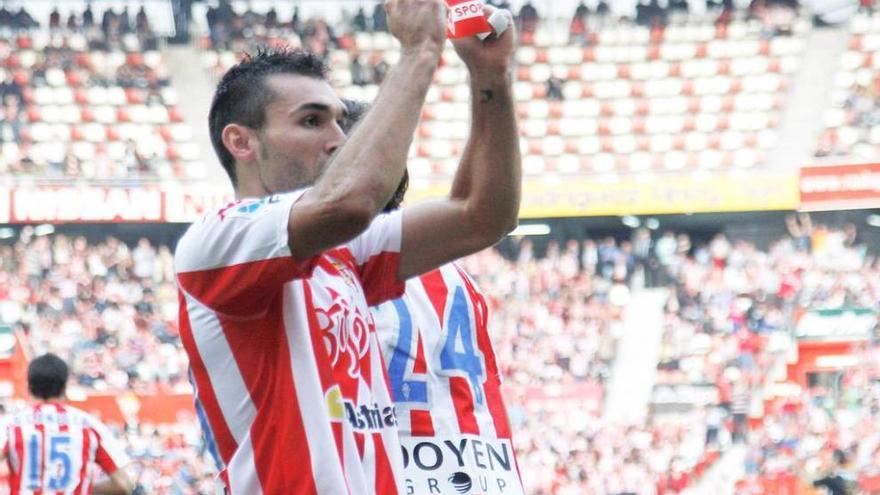 Barral, con el brazalete de capitán, durante su etapa en el Sporting.