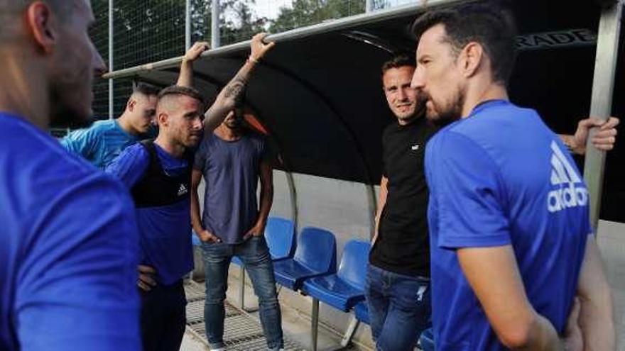 Christian, en primer término a la izquierda y de espaldas, Aarón, Alfonso, Saúl y Toché, ayer, tras el entrenamiento del Oviedo.