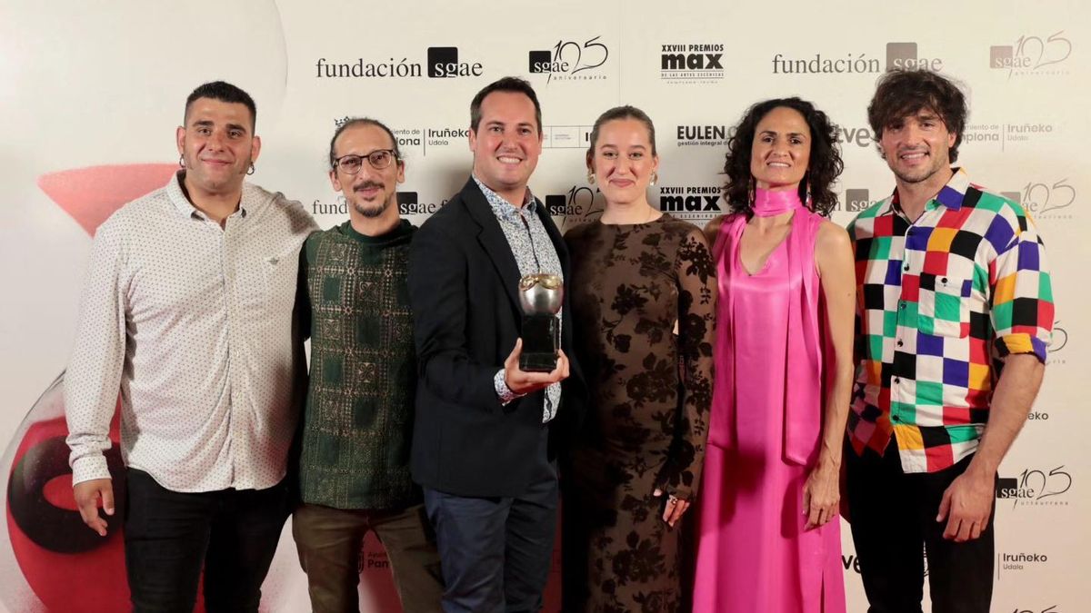 Fotografia de l’equip de La Fam que va recollir el Max amb Sergio Heredia amb el guardó a la millor tasca de producció per ‘Ambulant’.