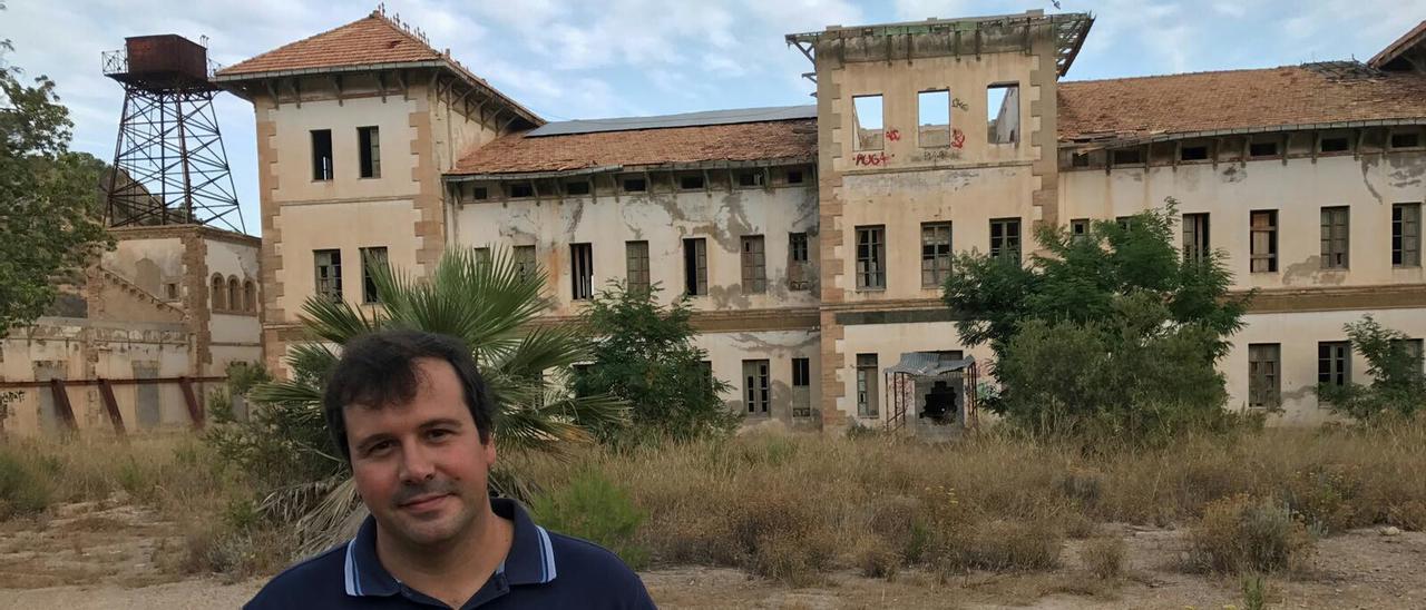 Carlos Samper, ante el Preventorio de Aigües