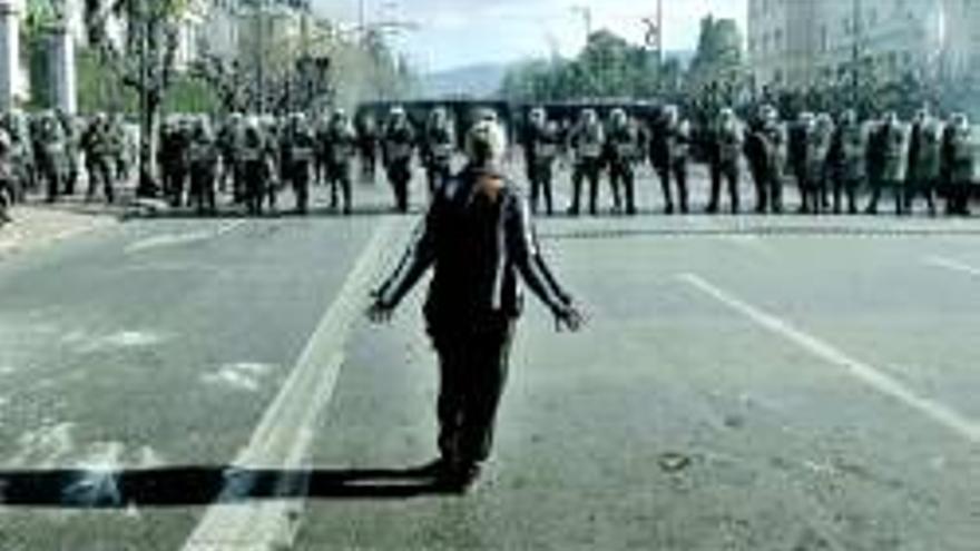 Una huelga general paraliza Grecia y corona cinco jornadas de altercados