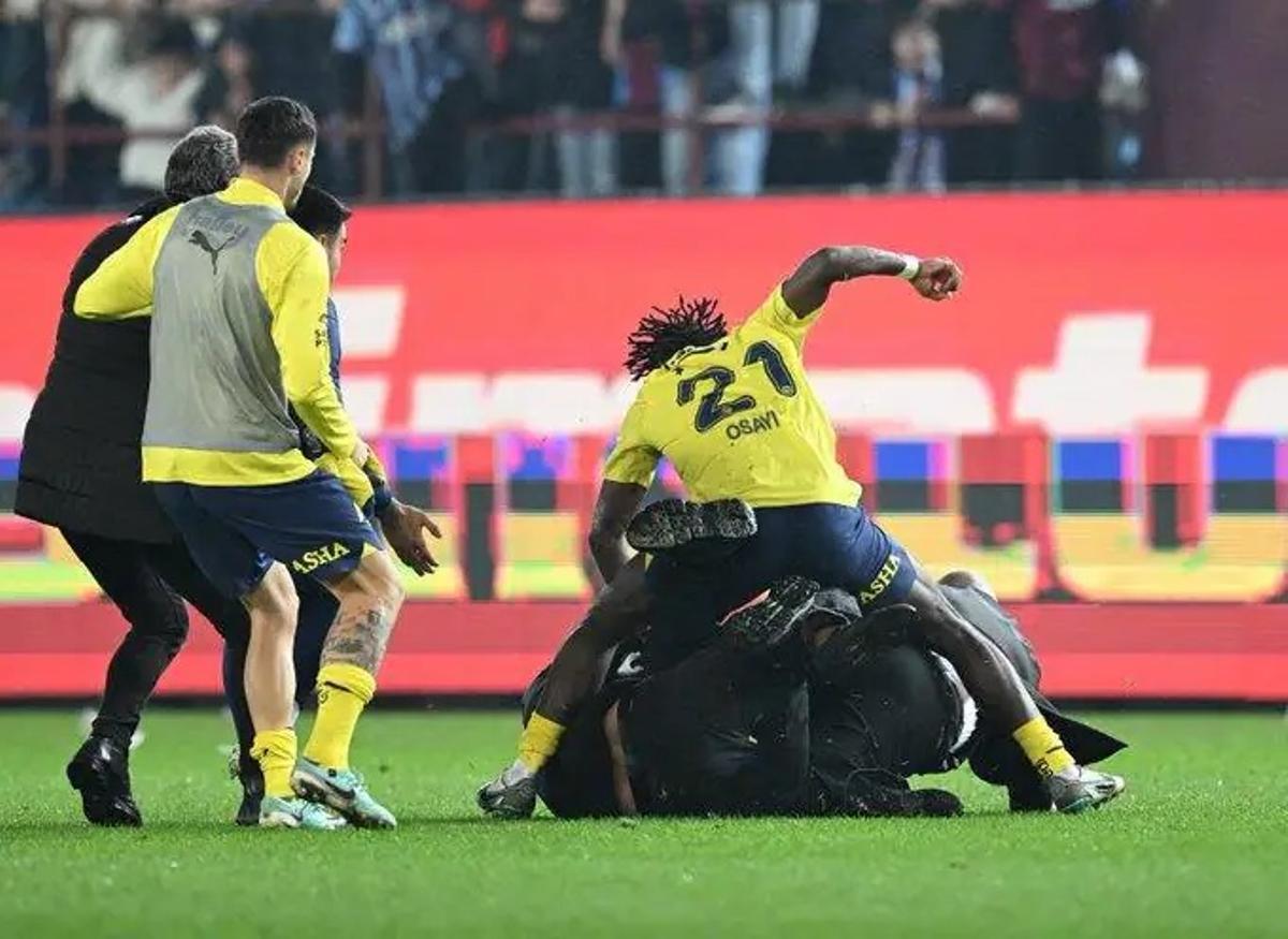 Un jugador del Fenerbahçe pegando a un fan